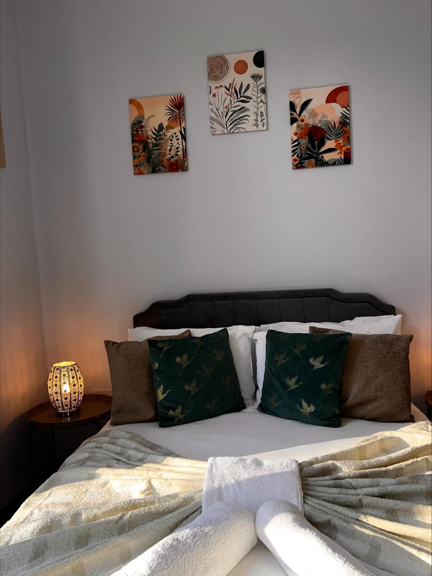 Wolf's Pub & Guest house London