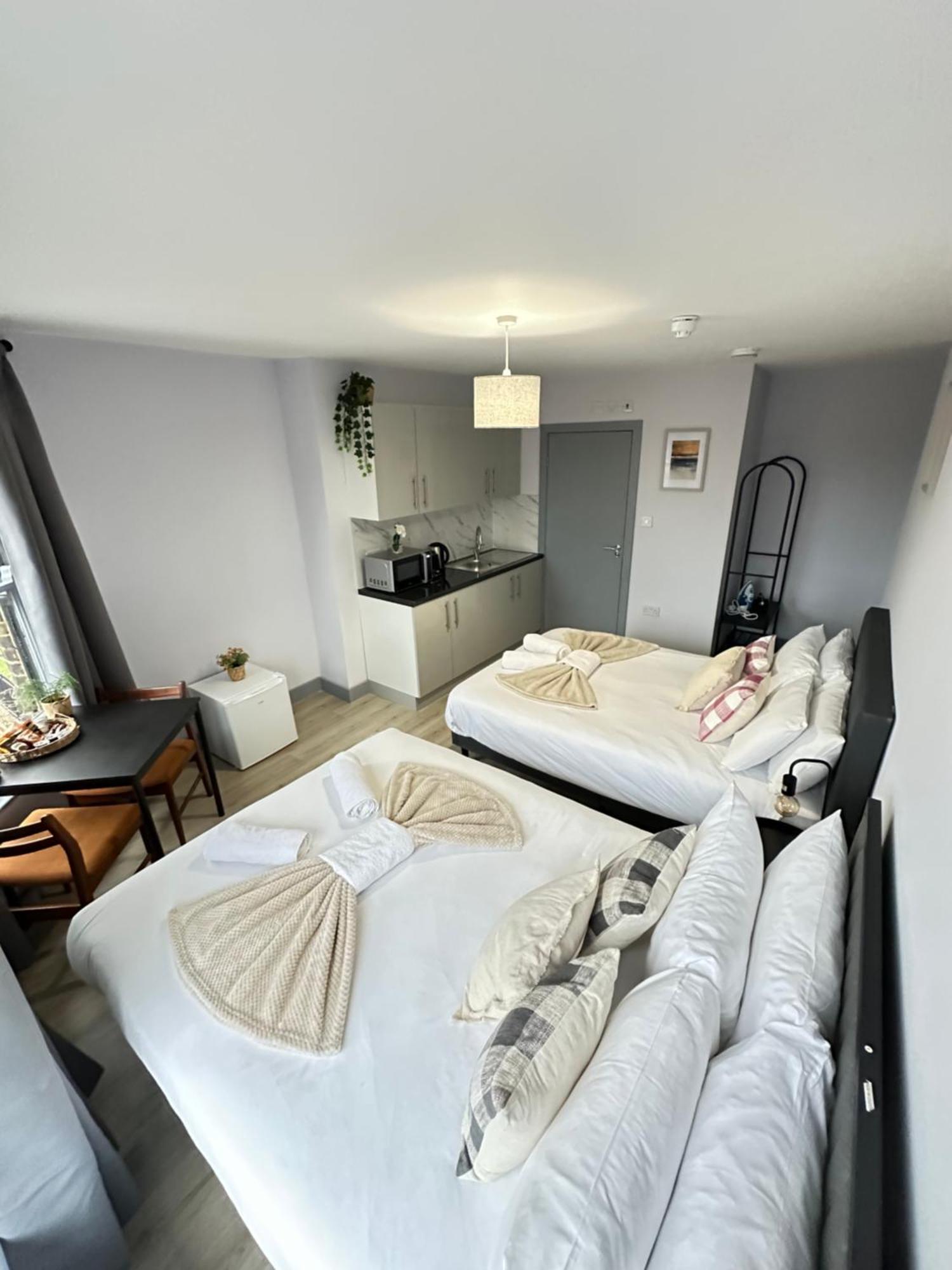 Wolf's Pub & Guest house *
